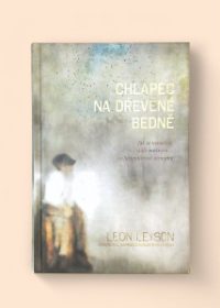 Chlapec na dřevěné bedně
